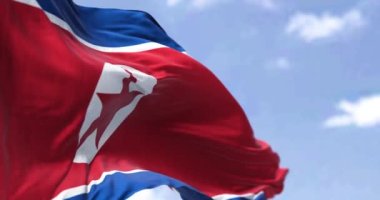 Açık bir günde rüzgarda dalgalanan Kuzey Kore bayrağının ayrıntıları. Vatanseverlik. Seçici odaklanma. Doğu Asya ülkesi. Kusursuz ağır çekim