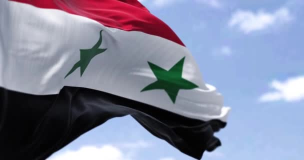 晴れた日に風になびくシリアの国旗の詳細 民主主義と政治 愛国心 選択的フォーカス 西アジア諸国 シームレスなスローモーション — ストック動画