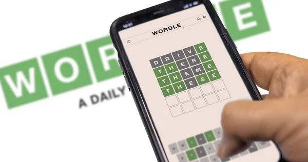 Rom Italien Januari 2022 Handen Håller Telefon Med Wordle Spel — Stockfoto
