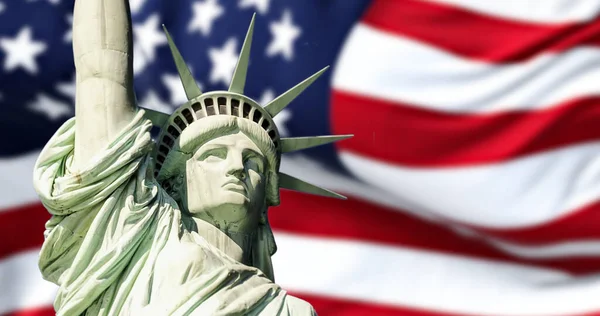 Het Vrijheidsbeeld Met Wazig Wapperende Amerikaanse Vlag Achtergrond Democratie Vrijheid — Stockfoto