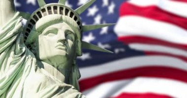 Arka planda bulanık Amerikan bayrağı sallanan Özgürlük Heykeli. Demokrasi ve özgürlük kavramı.