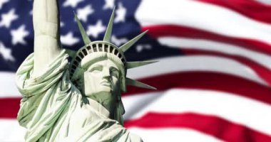 Arka planda bulanık Amerikan bayrağı sallanan Özgürlük Heykeli. Demokrasi ve özgürlük kavramı.