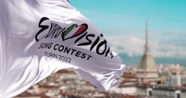 2022年1月 意大利都灵 印有2022年欧洲歌唱大赛标志的白旗在风中飘扬 都灵的风景模糊不清 2022年版将于5月10日至14日在意大利举行 — 图库视频影像