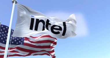 San Francisco, CA, ABD, Şubat 2022: Intel Corporation bayrağı Amerika Birleşik Devletleri bayrağıyla rüzgarda sallanıyor. Intel, çok uluslu bir Amerikan teknoloji şirketidir.