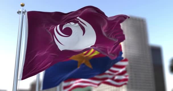 Phoenix Şehir Bayrağı Rüzgarda Dalgalanırken Arizona Eyaleti Abd Ulusal Bayrakları — Stok video
