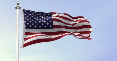 Amerika Birleşik Devletleri bayrağı rüzgarda sallanıyor. Arka planda hava açık. Demokrasi, bağımsızlık ve seçim günü. Amerikan gururunun vatansever sembolü