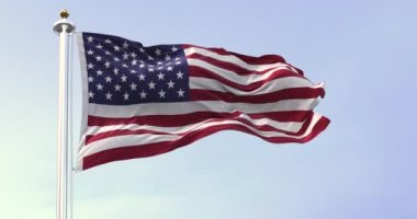 Amerika Birleşik Devletleri bayrağı rüzgarda sallanıyor. Arka planda hava açık. Demokrasi, bağımsızlık ve seçim günü. Amerikan gururunun vatansever sembolü