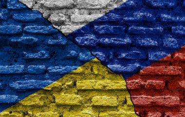 Ukrayna ve Rusya 'nın bayrakları harabe bir duvara boyanmış ve çapraz bir çatlakla bölünmüş. Uluslararası diplomatik ilişkiler.