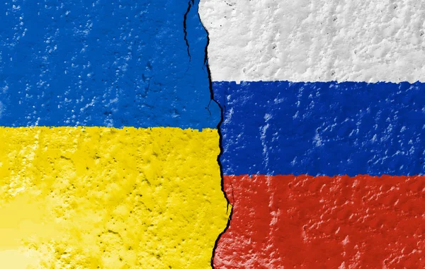 Vlajky Ukrajiny Ruska Namalované Zničené Zdi Rozdělené Prasklinou Mezinárodní Diplomatické — Stock fotografie