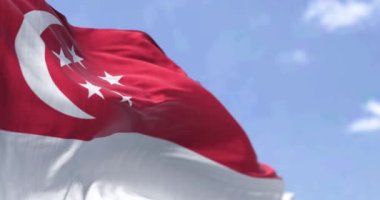 Açık bir günde rüzgarda dalgalanan Singapur bayrağının ayrıntıları. Demokrasi ve politika. Vatanseverlik. Güneydoğu Asya ülkesi. Seçici odaklanma. Yavaş çekimde kusursuz döngü