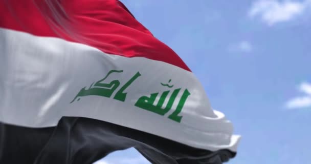 Detail Van Nationale Vlag Van Irak Wapperend Wind Een Heldere — Stockvideo