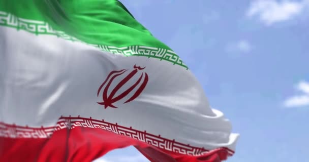 在晴朗的日子里 伊朗国旗的细节在风中飘扬 伊斯兰共和国 爱国心 亚洲西部国家 有选择的重点 慢动作无缝线 — 图库视频影像