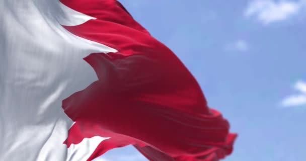 Detalj Bahrains Flagga Som Viftar Vinden Klar Dag Demokrati Och — Stockvideo