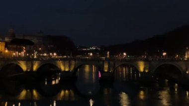 Roma 'daki Tiber Nehri üzerindeki Castel SantAngelo ve köprüsünün gece manzarası