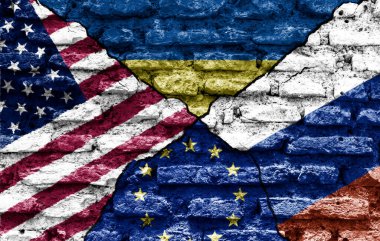 ABD, Ukrayna, Avrupa ve Rusya 'nın bayrakları harabe tuğla bir duvara boyanmış ve bir çatlakla bölünmüştü. Uluslararası diplomatik ilişkiler.