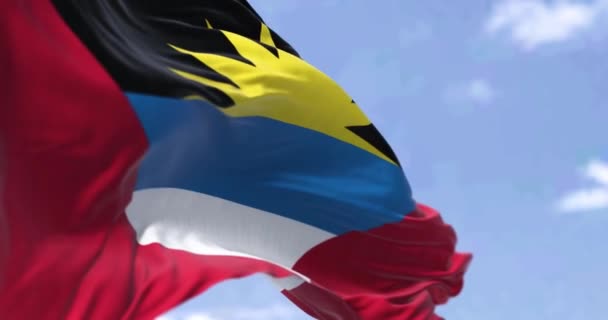 アンティグア バーブーダの国旗の詳細は 風の中で晴れた日に手を振っ アンティグア バーブーダ アンティグア バーブーダ Antigua Barbuda アメリカ合衆国西インド諸島の主権国家 — ストック動画