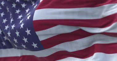 Amerika Birleşik Devletleri bayrağını sallayarak yaklaşın. Seçici odaklanma. Demokrasi, bağımsızlık ve seçim günü. Amerikan gururunun vatansever sembolü. Yavaş çekimde kusursuz döngü