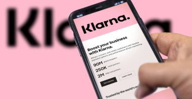 Roma, İtalya, Şubat 2022: Ekranda Klarna mobil uygulaması olan bir cihaz var. Klarna, Avrupa 'nın aynı isimli banka tarafından kurulan en büyük özel yüzgeç teknolojisi şirketidir. İllüstrasyon Editörü
