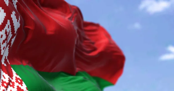 ベラルーシの国旗の詳細は 晴れた日に風に振っている ベラルーシは東ヨーロッパの内陸国です 選択的焦点 — ストック写真