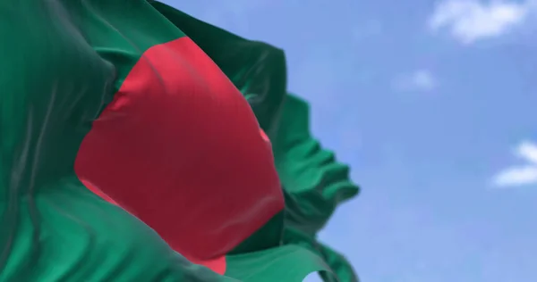 Detal Flagi Narodowej Bangladeszu Machający Wietrze Pogodny Dzień Jest Krajem — Zdjęcie stockowe