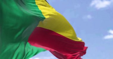 Açık bir günde rüzgarda dalgalanan Benin bayrağının ayrıntıları. Benin, Batı Afrika 'da bir ülkedir. Seçici odaklanma. Yavaş çekimde kusursuz döngü