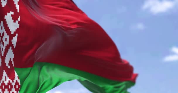 Detail Národní Vlajky Běloruska Vlnící Větru Jasného Dne Bělorusko Vnitrozemskou — Stock video