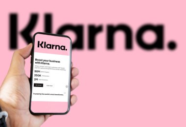 Roma, İtalya, Şubat 2022: Ekranda Klarna mobil uygulaması olan bir cihaz var. Klarna, Avrupa 'nın aynı isimli banka tarafından kurulan en büyük özel yüzgeç teknolojisi şirketidir. İllüstrasyon Editörü