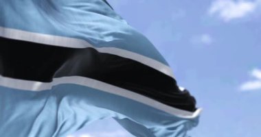 Açık bir günde rüzgarda sallanan Botswana bayrağının ayrıntıları. Demokrasi ve politika. Seçici odaklanma. Botswana Güney Afrika 'da denize kıyısı olmayan bir ülkedir. Kusursuz ağır çekim
