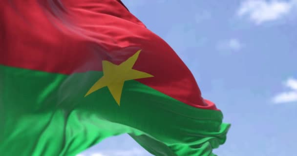 Detalj Den Nationella Flaggan Burkina Faso Vinka Vinden Klar Dag — Stockvideo