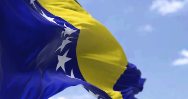 Detalle Bandera Nacional Bosnia Herzegovina Ondeando Viento Día Claro Democracia — Vídeos de Stock