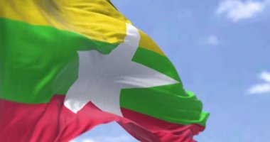 Myanmar 'ın ulusal bayrağının açık bir günde rüzgarda dalgalanmasının ayrıntıları. Demokrasi ve politika. Vatanseverlik. Seçici odaklanma. Myanmar Güneydoğu Asya 'da bir ülkedir. Kusursuz ağır çekim