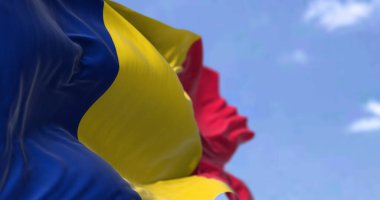 Açık bir günde rüzgarda sallanan Chad 'in ulusal bayrağının ayrıntıları. Çad, Kuzey ve Orta Afrika 'nın kesişen yollarında denize kıyısı olmayan bir ülkedir. Vatanseverlik. Seçici odak.