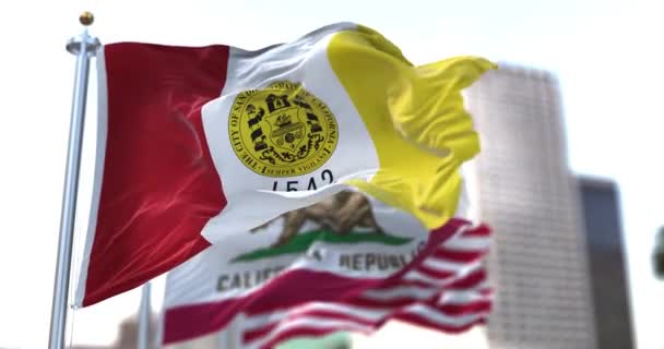 サンディエゴ市旗はカリフォルニア州とアメリカ合衆国の国旗を背景に風になびいている サンディエゴ市旗 — ストック動画
