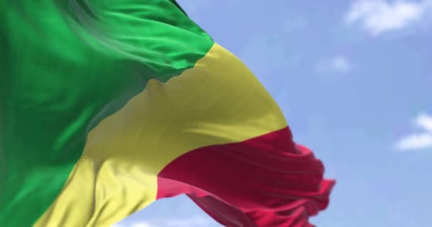 コンゴ共和国の国旗の詳細は 晴れた日に風に振っている コンゴ共和国は 中央アフリカの西海岸に位置する国です 選択的フォーカス シームレスなスローモーション — ストック動画