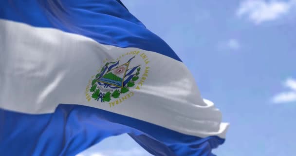 El Salvador nemzeti zászlójának részletei egy tiszta napon integetnek a szélben. El Salvador egy közép-amerikai ország. Szelektív fókusz. Zökkenőmentes hurkolás lassított felvételen