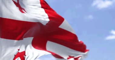 Açık bir günde rüzgarda dalgalanan Gürcistan bayrağının ayrıntıları. Gürcistan, Doğu Avrupa 'da yer alan bir ülkedir. Seçici odaklanma. Kusursuz ağır çekim