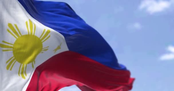 菲律宾国旗的细节在晴朗的日子迎风飘扬 菲律宾是东南亚的一个群岛国家 有选择的重点 慢动作无缝线 — 图库视频影像