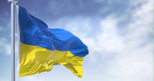 Detail Van Nationale Vlag Van Oekraïne Wapperen Wind Een Heldere — Stockvideo