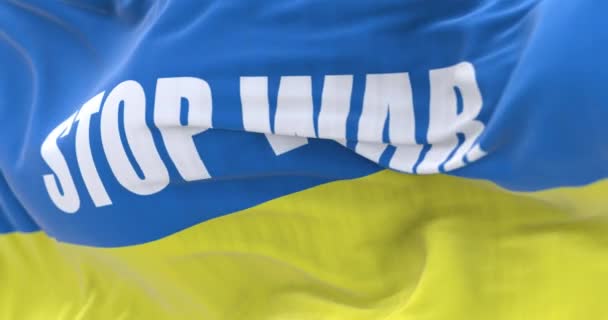 Деталь Государственного Флага Украины Текстом Остановим Войну Размахивающим Ветру Демократия — стоковое видео
