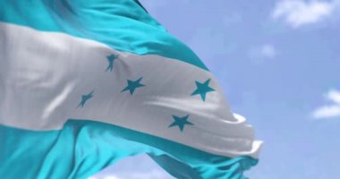 Açık bir günde rüzgarda sallanan Honduras bayrağının ayrıntıları. Honduras, Orta Amerika 'da bir ülkedir. Seçici odak.