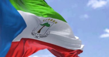 Açık bir günde rüzgarda dalgalanan Ulusal Ekvator Ginesi bayrağının ayrıntıları. Ekvator Ginesi, Orta Afrika 'nın batı kıyısında yer alan bir ülkedir. Seçici odak.