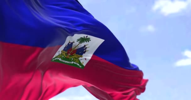 Деталь Государственного Флага Гаити Размахивающего Ветром Ясный День Гаити Страна — стоковое видео