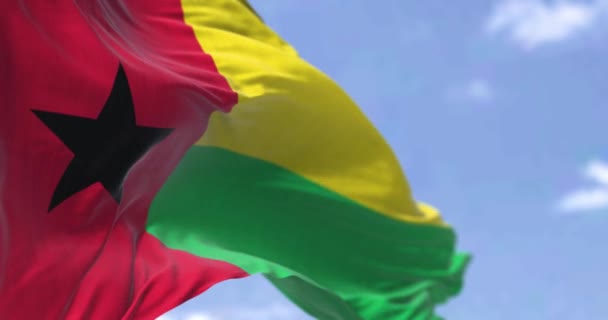 Detail Der Nationalflagge Von Guinea Bissau Die Einem Klaren Tag — Stockvideo