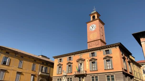 Reggio Emilia Italia Febrero 2022 Personas Caminando Bajo Fuente Con — Vídeos de Stock