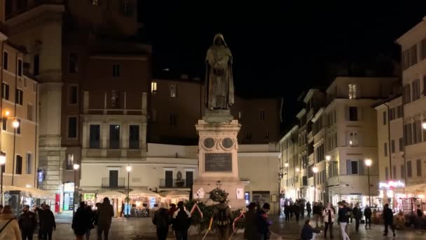 ローマ イタリア 2022年2月 イタリアのローマで冬の夜にカンポ フィオーリでジョルダーノ ブルーノの像の下を歩く人々 — ストック動画