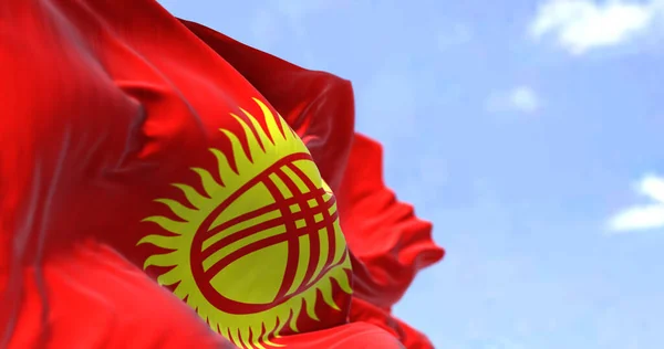 Detalle Bandera Nacional Kirguistán Ondeando Viento Día Despejado Kirguistán País — Foto de Stock
