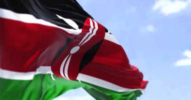 Açık bir günde rüzgarda dalgalanan Kenya bayrağının ayrıntıları. Kenya Doğu Afrika 'da bir ülkedir. Seçici odaklanma. Yavaş çekimde kusursuz döngü