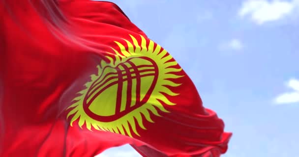Detail Der Kirgisischen Nationalflagge Die Einem Klaren Tag Wind Weht — Stockvideo