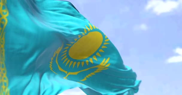 Detail Van Nationale Vlag Van Kazachstan Wapperend Wind Een Heldere — Stockvideo