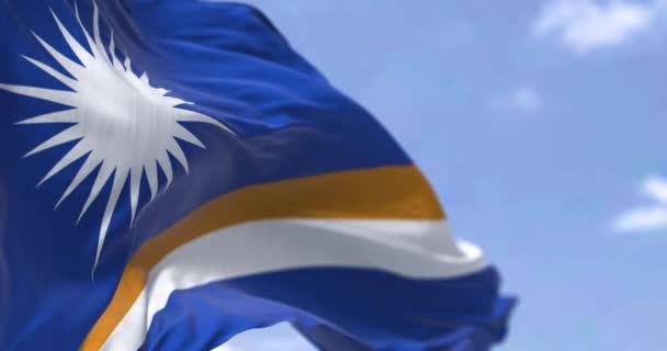 在晴朗的日子里 在风中飘扬的马绍尔群岛国旗的细节 马绍尔群岛是太平洋赤道附近的一个独立岛国 有选择的重点 — 图库视频影像